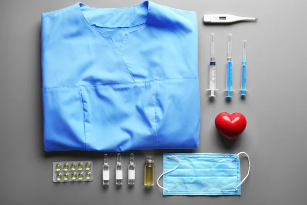 Mesa del médico con medicamentos — Foto de Stock