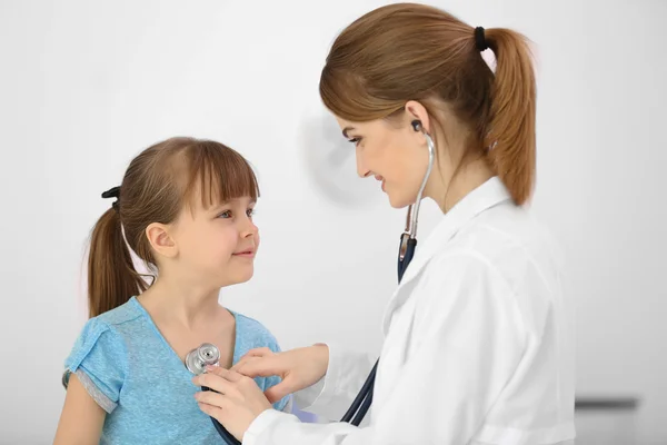 Arzt untersucht Mädchen — Stockfoto