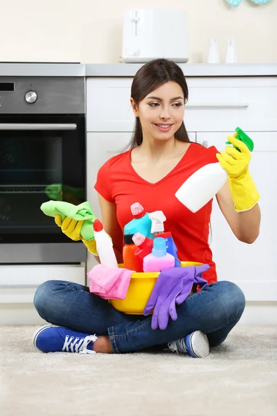 Hermosa mujer con guantes protectores — Foto de Stock