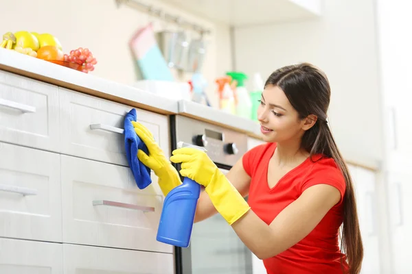 Mooie vrouw in beschermende handschoenen — Stockfoto