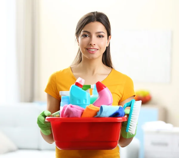 Kobieta z umywalką dostaw środków czyszczących — Zdjęcie stockowe