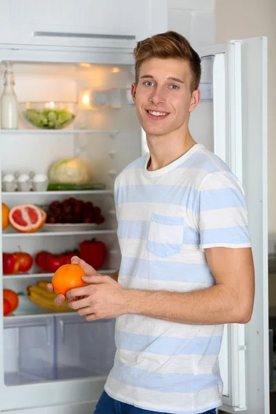 Hombre tomando alimentos del refrigerador —  Fotos de Stock