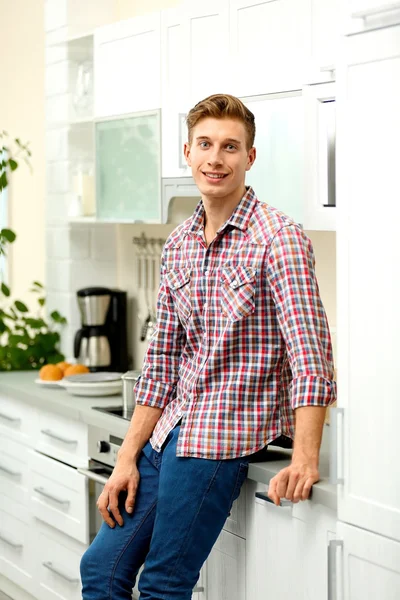 Knappe man in lichte keuken — Stockfoto