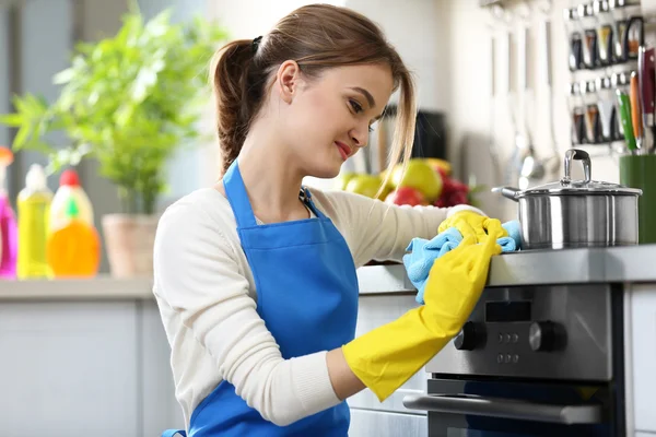 Frau wäscht Ofen — Stockfoto