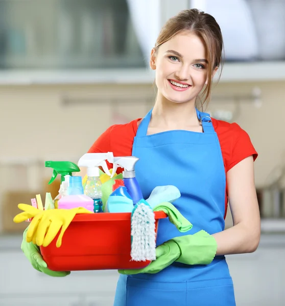 Vrouw houdt bekken met het wassen van vloeistoffen — Stockfoto
