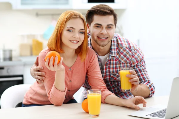 Jeune couple prendre le petit déjeuner — Photo