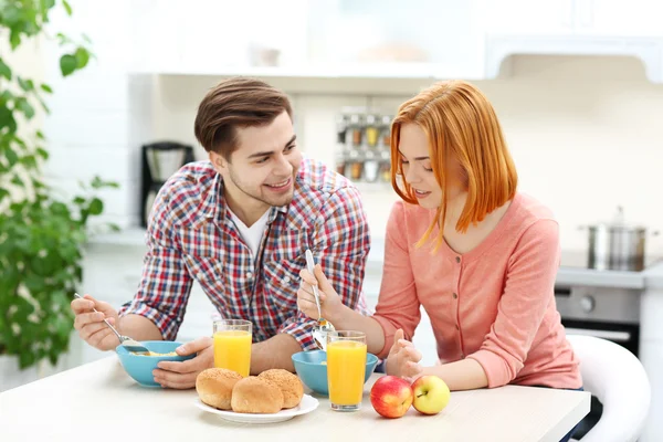 Couple prendre un petit déjeuner sain — Photo