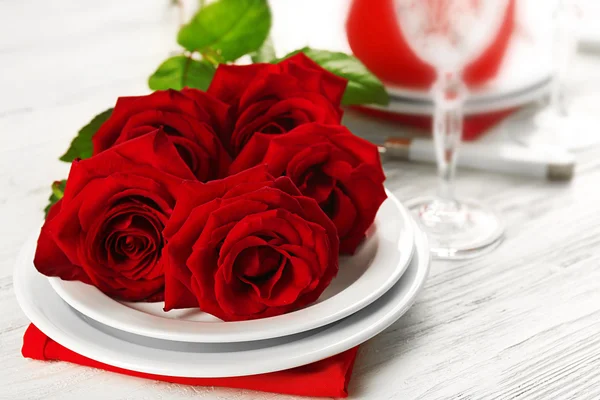 Rose rosse sul tavolo servito — Foto Stock