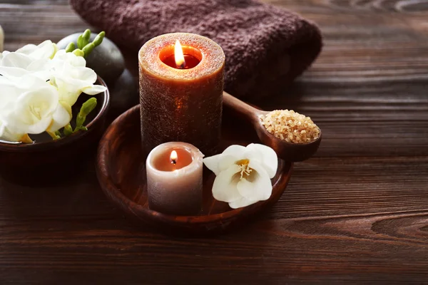 Flores con velas encendidas —  Fotos de Stock