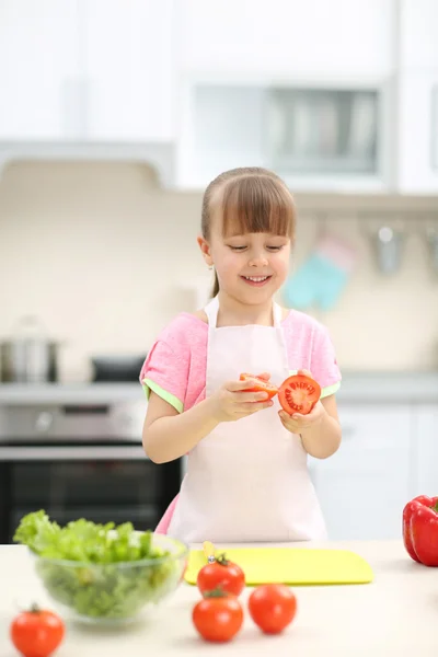 Маленькая девочка готовит еду — стоковое фото