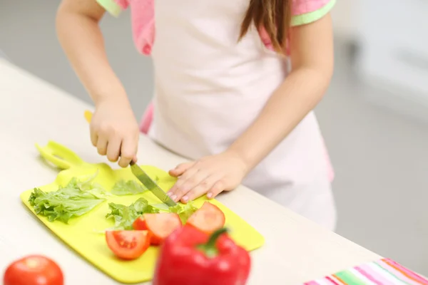 小さな女の子カット野菜 — ストック写真