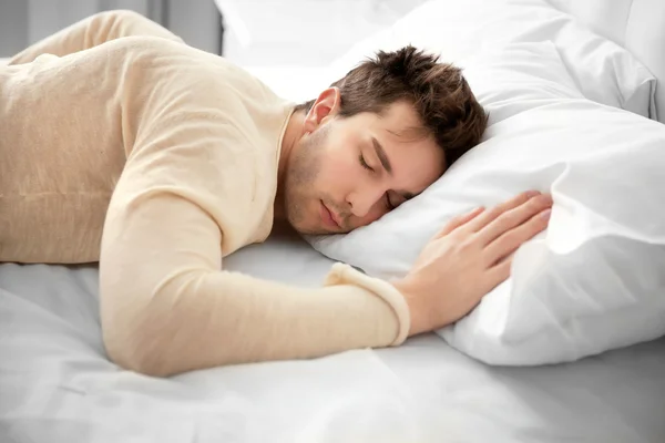 Vestito uomo dormire sul letto — Foto Stock