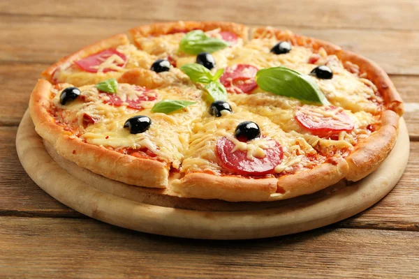 Frisch gebackene Pizza — Stockfoto