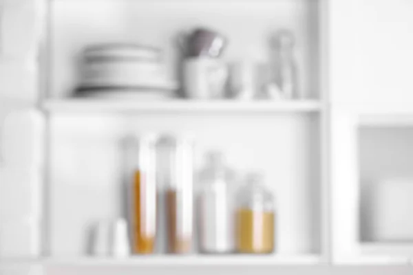 Посуда и кухонные принадлежности на полках — стоковое фото