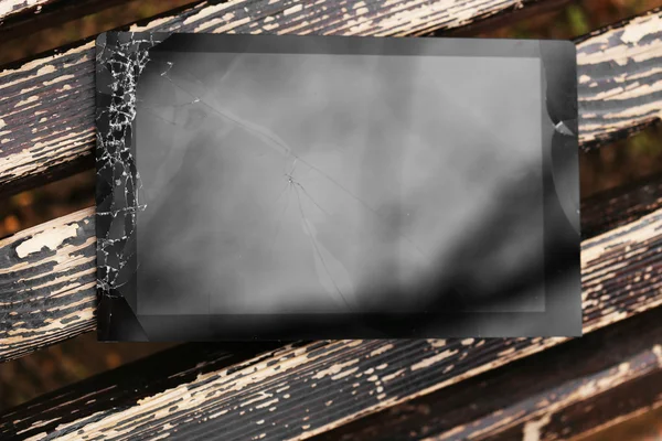 Zlomený Tablet Prasklou Obrazovkou Dřevěné Lavici — Stock fotografie