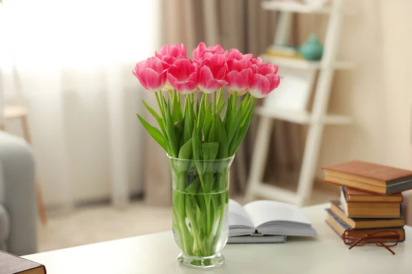 Voorjaarsboeket van roze tulpen — Stockfoto
