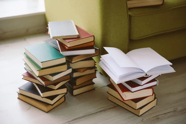 Mucchio di libri sul pavimento — Foto Stock