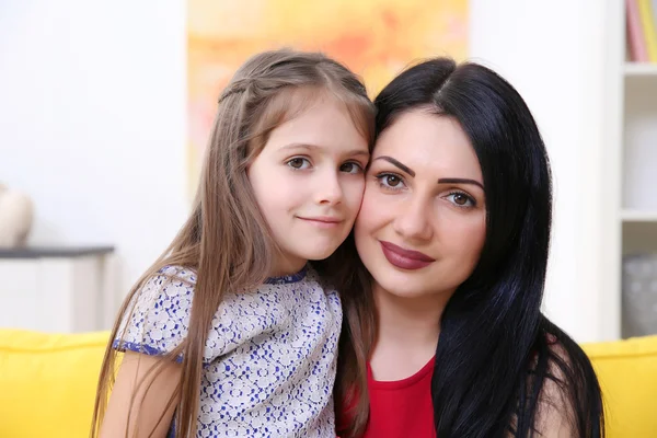 Mother Daughter Sitting Yellow Sofa — Stock Photo, Image