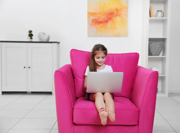 Menina Usando Laptop Enquanto Sentado Uma Poltrona Rosa — Fotografia de Stock