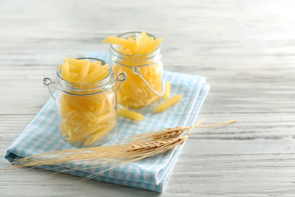 Masa üstünde pişmemiş makarna — Stok fotoğraf