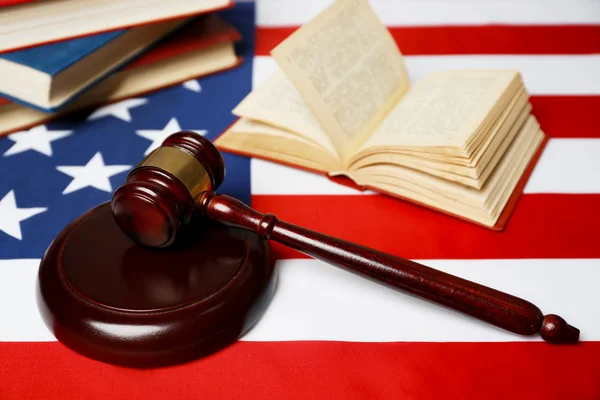 Giudice Gavel sulla bandiera americana — Foto Stock