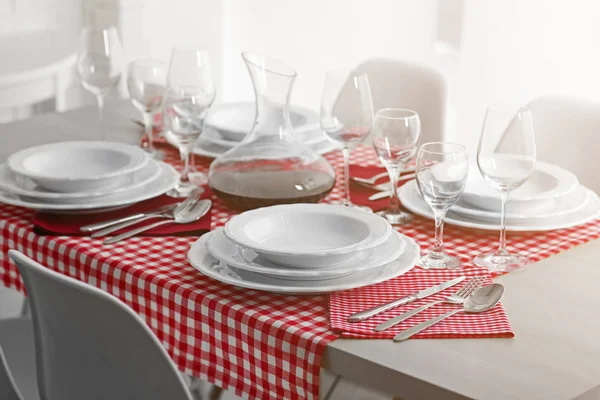 Mesa servida con platos blancos — Foto de Stock