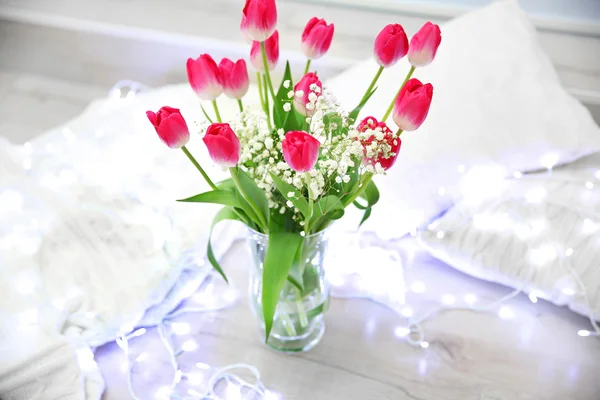 Červené tulipány ve váze — Stock fotografie