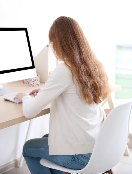 Vrouw Die Werkt Met Computer Thuis Kantoor — Stockfoto