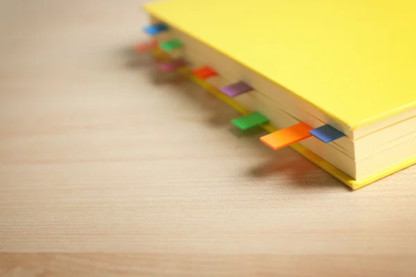 Cuaderno con marcadores en la mesa — Foto de Stock