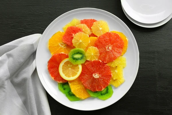 Plate of fresh peeled and sliced citrus — Stock Photo, Image