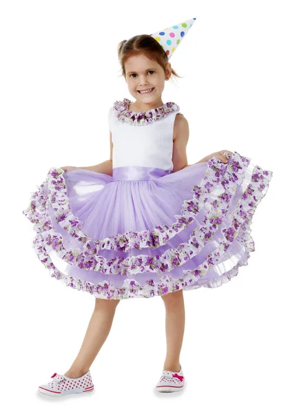 白で隔離誕生日キャップと紫のドレスでかわいい女の子 — ストック写真
