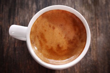 Bir fincan sıcak kahve.