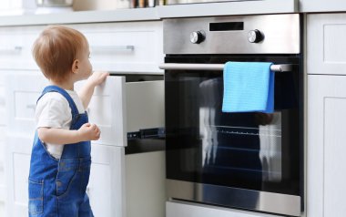 Mutfakta şirin bebek