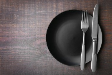 Gümüş çatal bıçak takımı ile boş levha