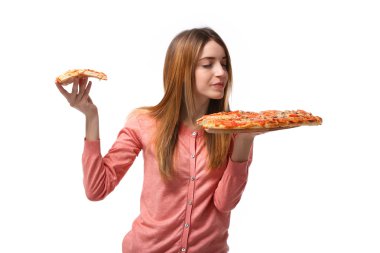 kadın tutarak sıcak pizza