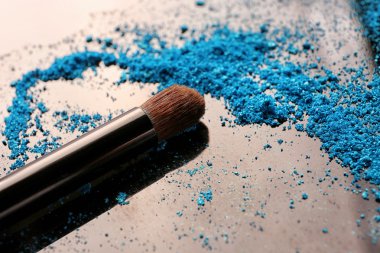 Makyaj fırça ile göz farı 