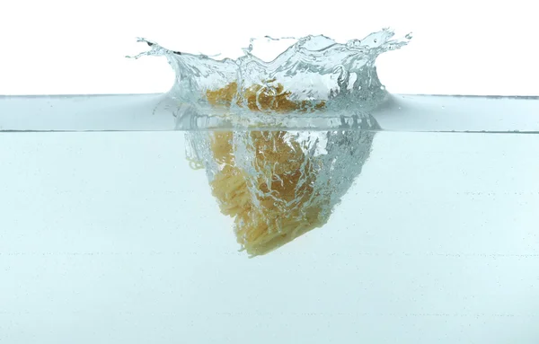 Macarrão caindo na água — Fotografia de Stock