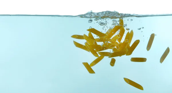 Pasta que cae en el agua — Foto de Stock