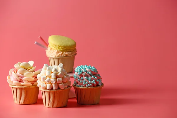 Cupcakes saborosos com decoração original — Fotografia de Stock