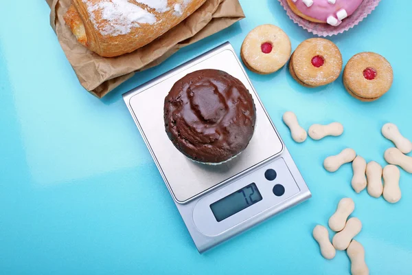 Шоколадний кекс та цифрові кухонні ваги — стокове фото