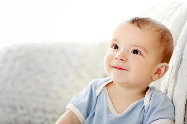 Pequeno menino sentado — Fotografia de Stock