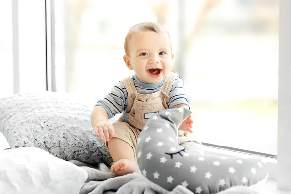 Маленький мальчик с подушками — стоковое фото