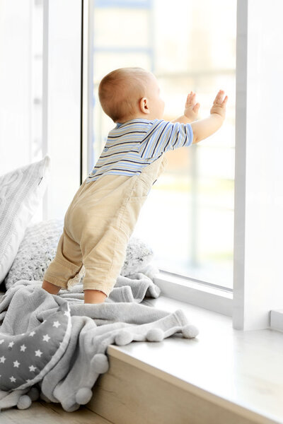 Маленький мальчик смотрит
  