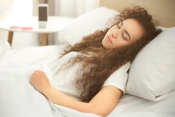 Красивая девушка спит в постели — стоковое фото