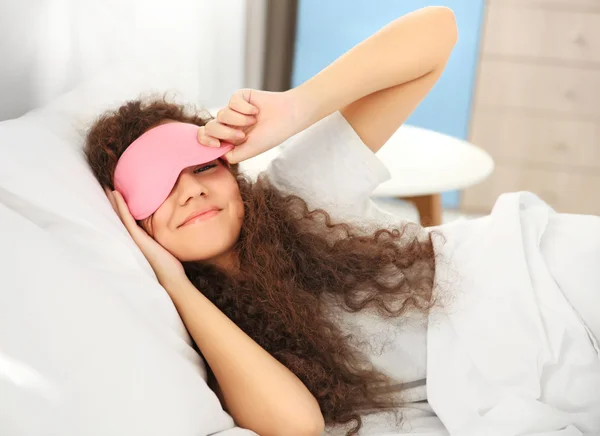 Mooi meisje in bed — Stockfoto