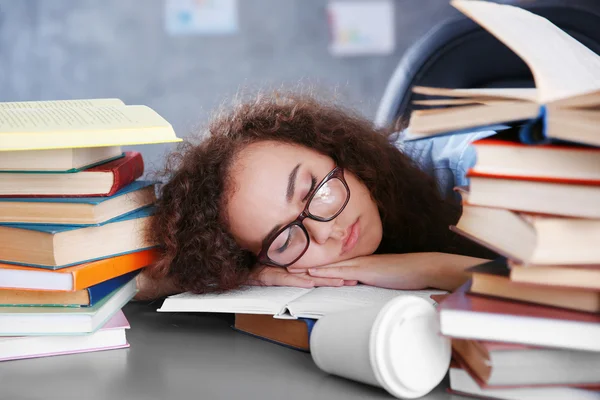 Cansado hermosa chica — Foto de Stock