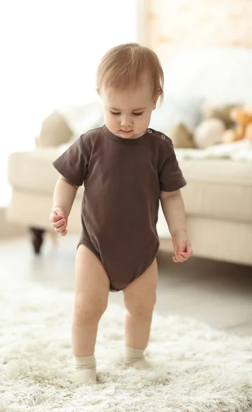 Baby walking in room — Stock Photo, Image