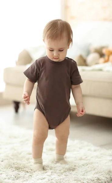 Baby wandelen in kamer — Stockfoto