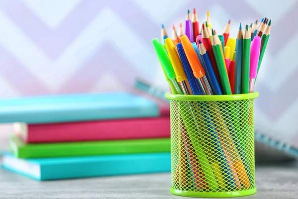 Libros bolígrafos y marcadores en soporte metálico — Foto de Stock