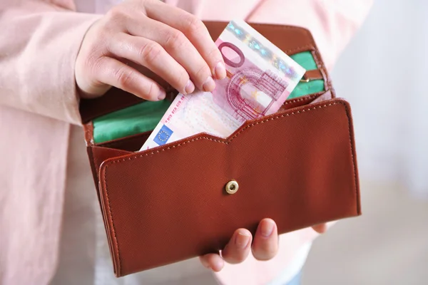 Mãos femininas segurando bolsa de couro — Fotografia de Stock